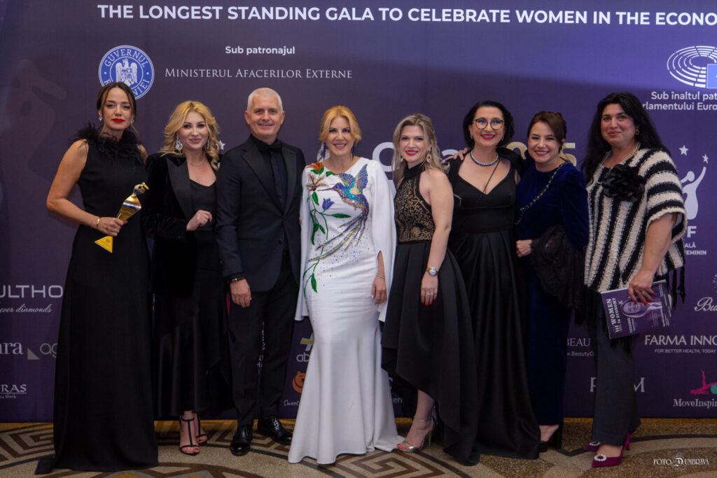 Nicoleta Munteanu susținând un discurs despre leadership feminin în cadrul unui eveniment CONAF