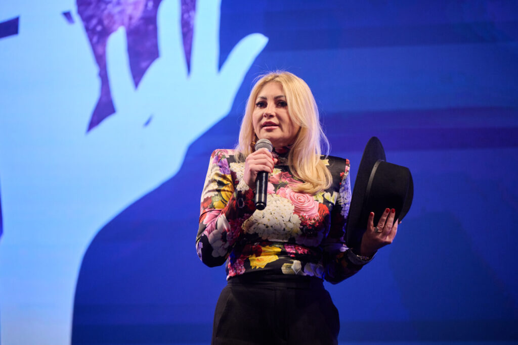 Nicoleta Munteanu susținând un discurs despre leadership feminin în cadrul unui eveniment CONAF